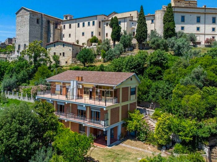 Casa con 6 locali in vendita in Via Appio Claudio, Centro, Mompeo