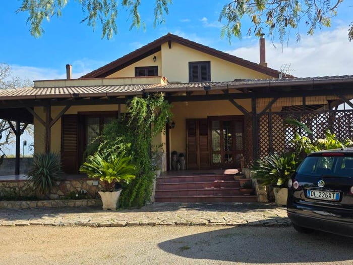 Casa con 6 locali in vendita in Via Lecce, Galatone
