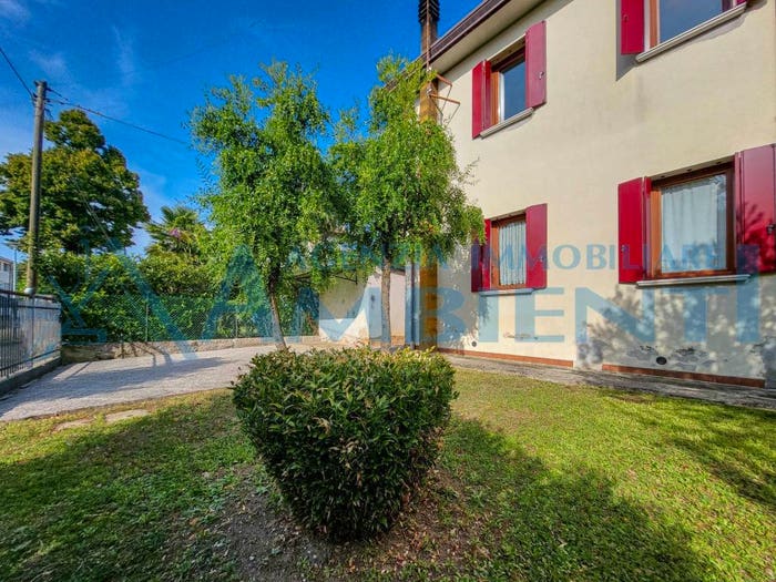 Casa con 6 locali in vendita in Piazza Umberto I, Centro, Zero Branco