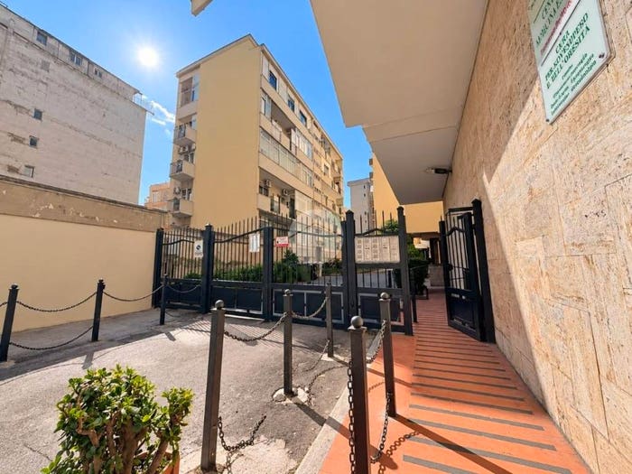Appartamento trilocale in vendita in Via domenico fontana, Arenella, Napoli