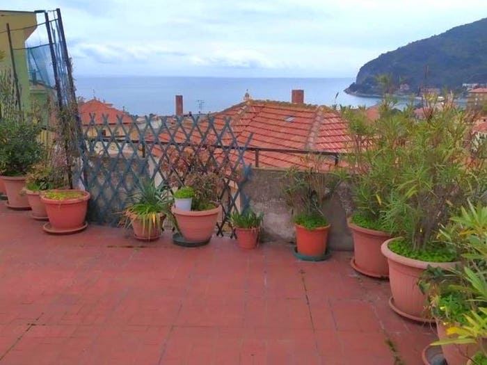 Appartamento trilocale in vendita in Via Luigi Defferrari, Centro, Noli