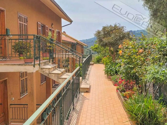 Appartamento quadrilocale in vendita in Via San Carlo, Centro, Dolcedo