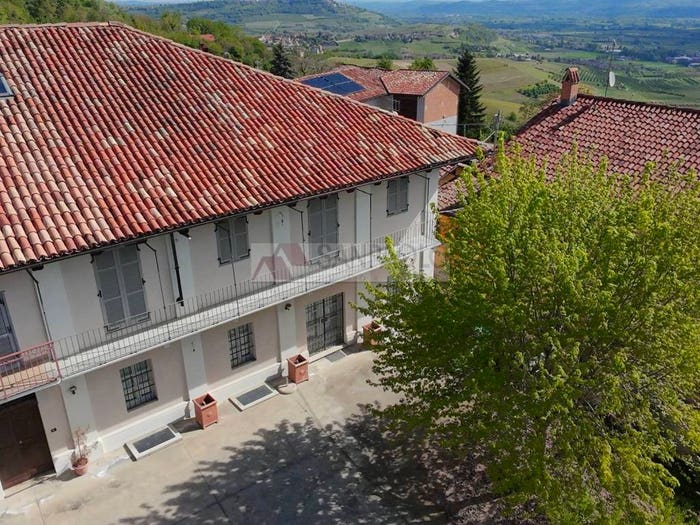Casa con 6 locali in vendita in Via Santo Stefano, Guarene