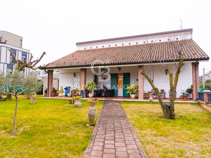 Casa con 6 locali in vendita in via Farini, Centro, Castelnuovo Rangone