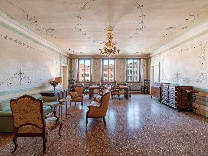 Appartamento con 6 locali in vendita in San Polo, Venezia