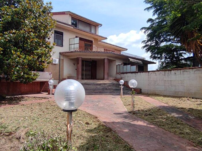 Casa con 6 locali in vendita in Via Nazionale Appia, Casagiove