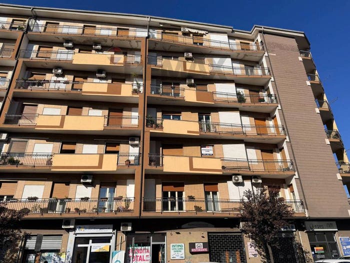 Appartamento con 6 locali in vendita in Piazza Bonaventura Zumbini, Centro, Cosenza