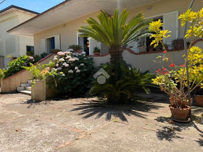 Casa con 5 locali in vendita in Via dell'Aversana, Parete