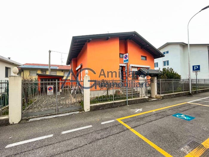 Casa con 6 locali in vendita in Via Roma, Azzano San Paolo