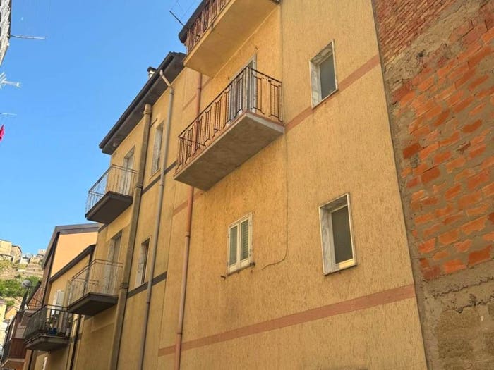 Casa con 5 locali in vendita in Via Lott Treccarichi, Troina