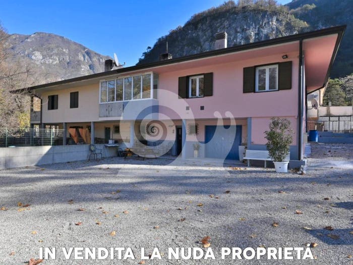 Casa con 6 locali in vendita in Trasaghis