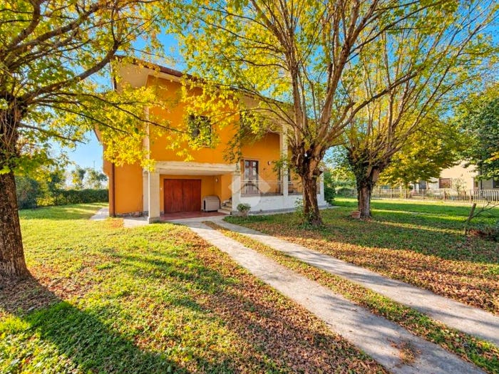 Casa quadrilocale in vendita in Via Cavalieri di Vittorio Veneto, Centro, Pandino