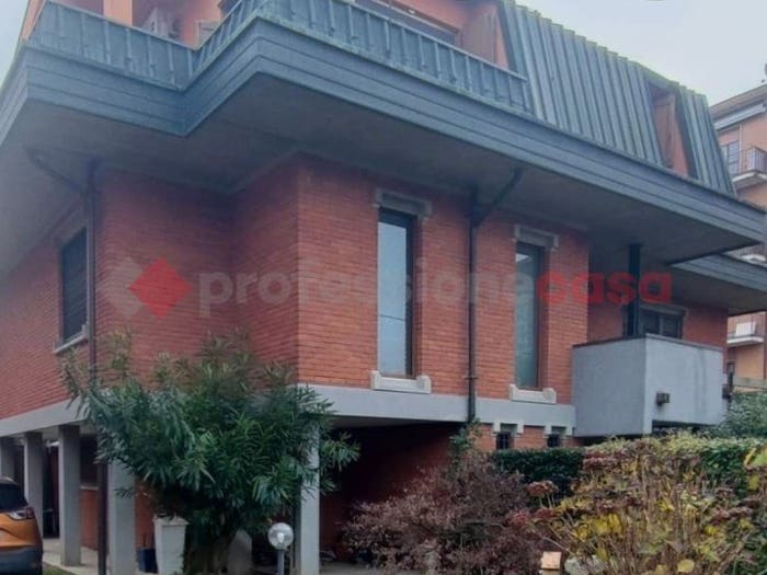Appartamento quadrilocale in vendita in Niccolò Paganini, Centro, Locate di Triulzi