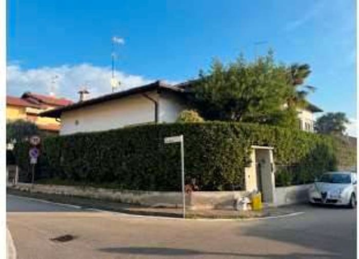 Casa quadrilocale in vendita in Via Vecchia Circonvallazione, Centro, Oleggio