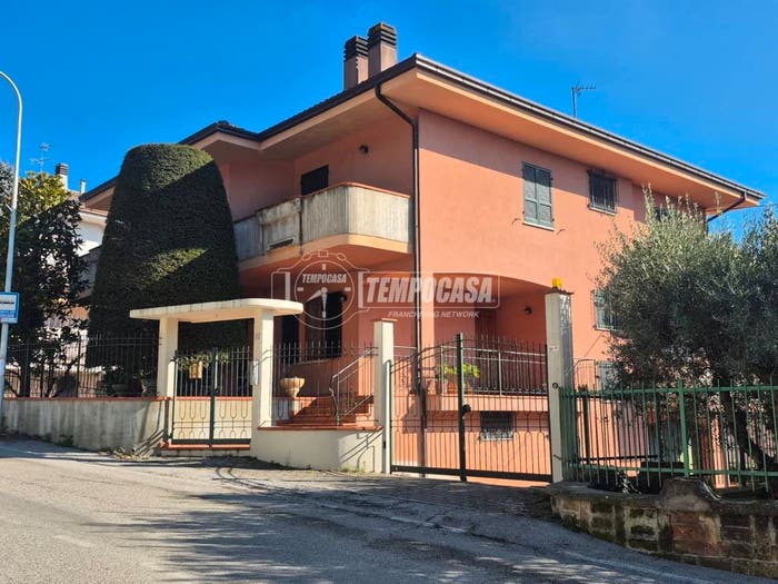 Casa con 6 locali in vendita in Via del colle vissiano, Centro, Fermo