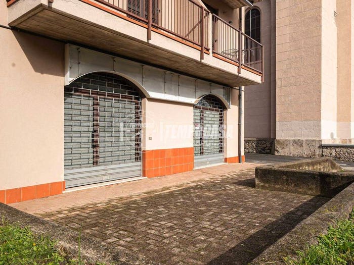 Appartamento trilocale in vendita in Via San Carlo Negozio, Lambrugo