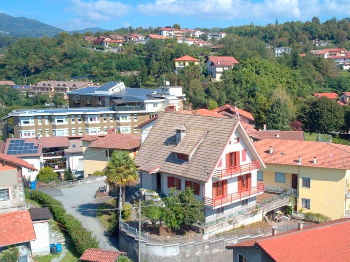 Casa con 6 locali in vendita in Via Sant'Anna, Centro, Borgosesia