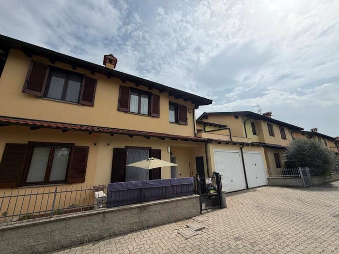 Casa quadrilocale in vendita in Via Glicine, Landriano