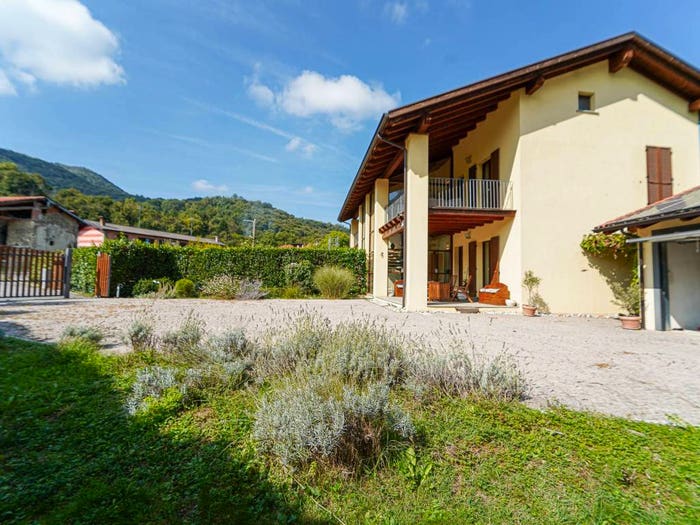 Casa con 6 locali in vendita in Via Roncaia, Boves