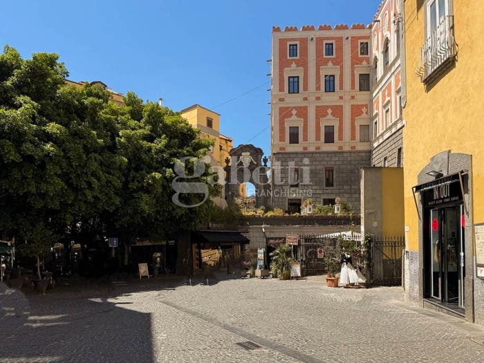 Appartamento bilocale in vendita in Via Chiaia, Chiaia, Napoli