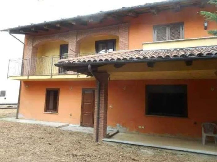 Casa con 6 locali in vendita in Via Sant'Anna, Cavour