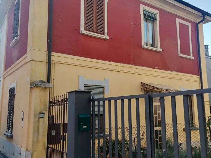 Casa quadrilocale in vendita in Via Francesco Melzi d'Eril, Città Bassa Laghi, Lodi