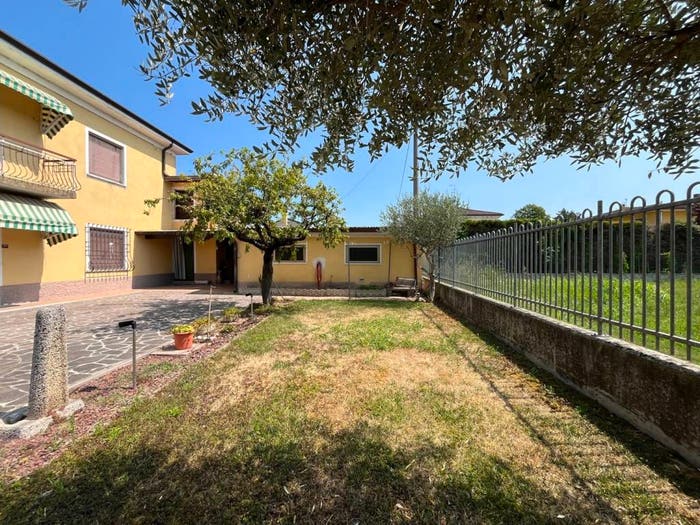 Casa con 6 locali in vendita in Viale Luigi Rossignoli, Centro, Trevenzuolo