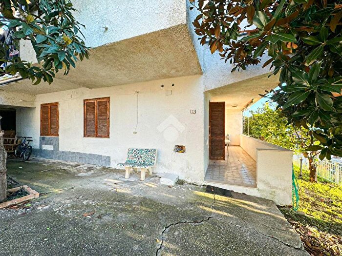 Appartamento quadrilocale in vendita in Via Paradiso, Falconara Albanese