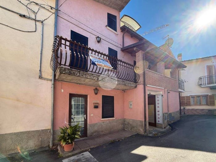 Appartamento trilocale in vendita in Via Largo Tunisia, Genzano Sassa, L'Aquila