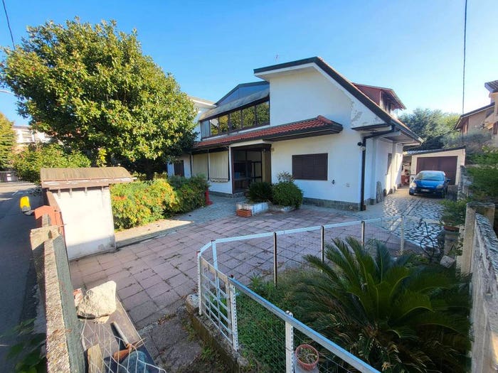 Casa con 6 locali in vendita in Via Liberazione, Senago