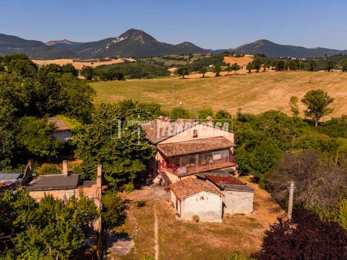 Casa con 6 locali in vendita in Vocabolo Cuoio, Matelica