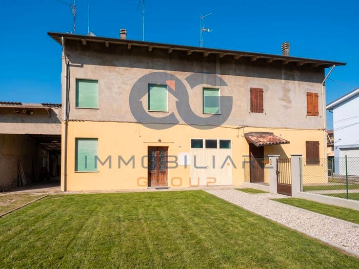 Casa con 6 locali in vendita in Via Alessandro Volta, Cento Paese, Cento