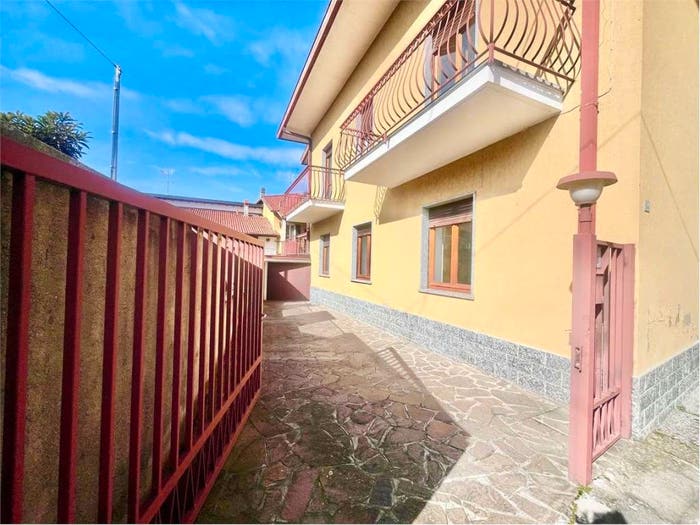 Casa trilocale in vendita in Via Colombo, Centro, Barzanò