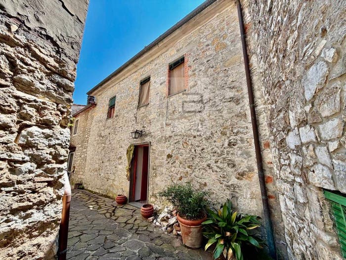 Casa con 6 locali in vendita in Via del Molino Prima, Brancoleria, Lucca