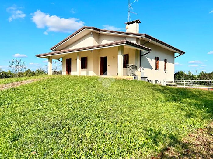 Casa quadrilocale in vendita in Via Giuseppe Garibaldi, Basiliano