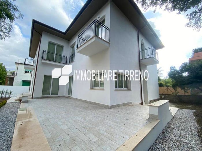 Casa con 6 locali in vendita in Via Vittorio Veneto, Marina di Massa Centro, Massa