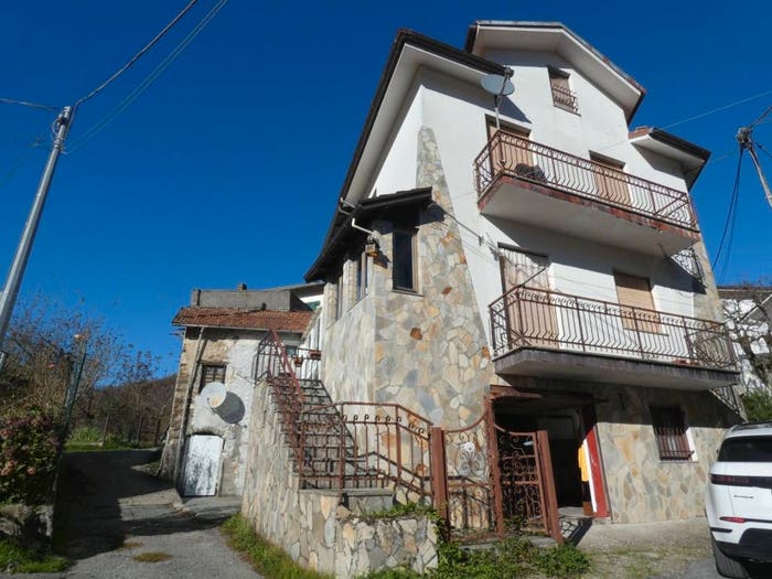 Casa con 5 locali in vendita in Località Carpeneto, Fascia