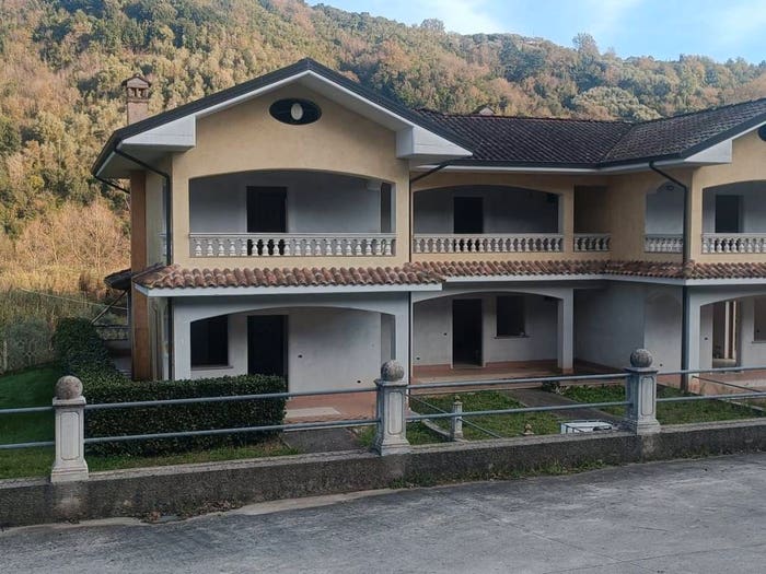 Casa con 6 locali in vendita in Via Offoli, Sessa Cilento