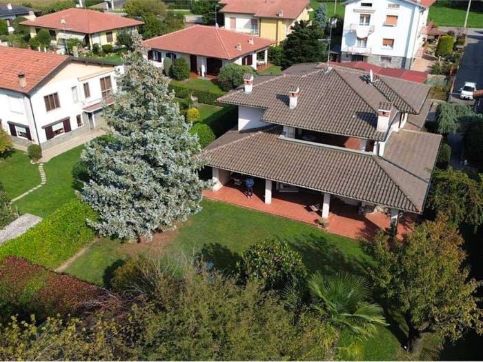 Casa con 6 locali in vendita in Vedano Olona