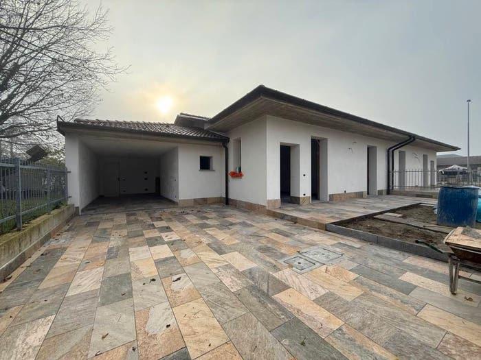 Casa quadrilocale in vendita in Via Roma, Magherno