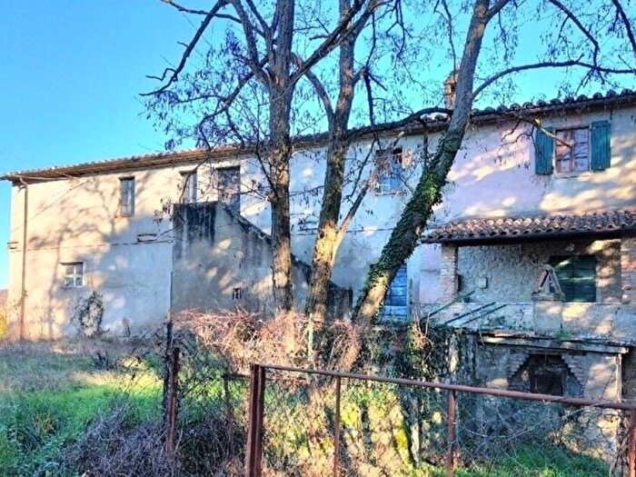 Casa con 6 locali in vendita in Frazione Coldipozzo, Montone