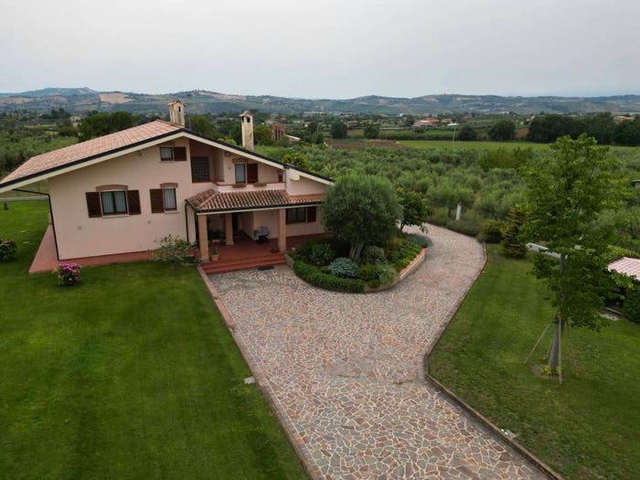 Casa con 6 locali in vendita in Via Sette Fratelli, Giulianova