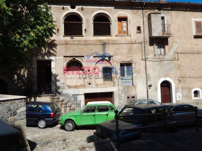 Casa con 6 locali in vendita in Largo I Castriota, Civita