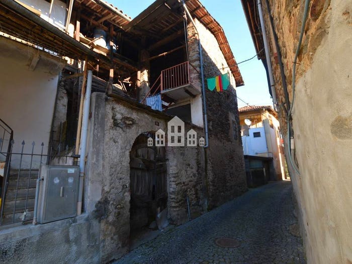 Casa con 6 locali in vendita in Via Roma, Issiglio