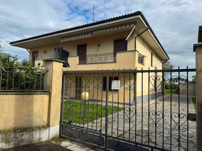 Casa con 5 locali in vendita in Via Motta, Suardi