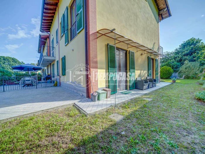 Casa quadrilocale in vendita in Via Genova, Mercallo