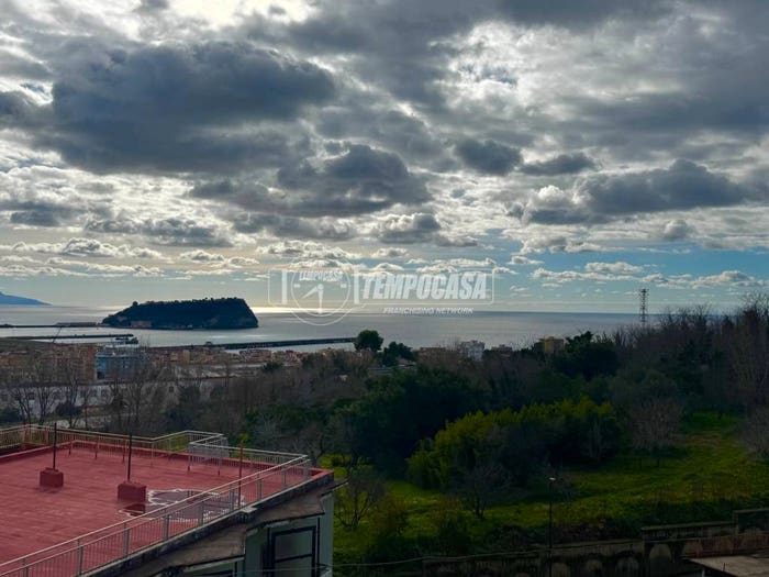 Appartamento quadrilocale in vendita in Strada Privata delle Terme, Bagnoli, Napoli