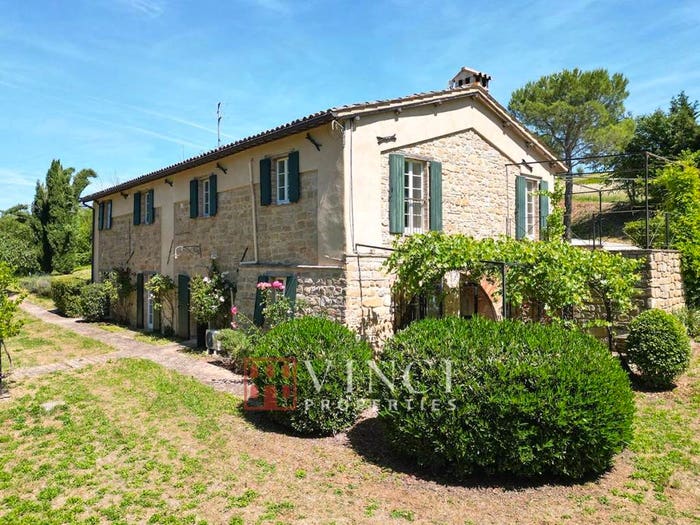 Casa con 6 locali in vendita in Camerino