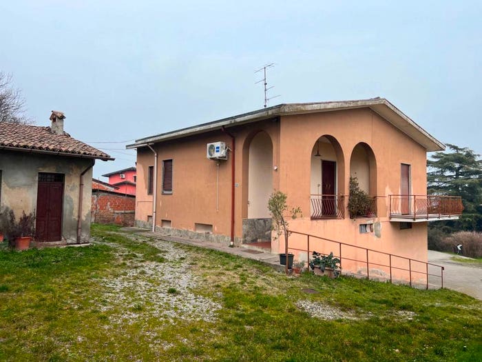 Casa quadrilocale in vendita in Frazione Casa Rossa, Castana