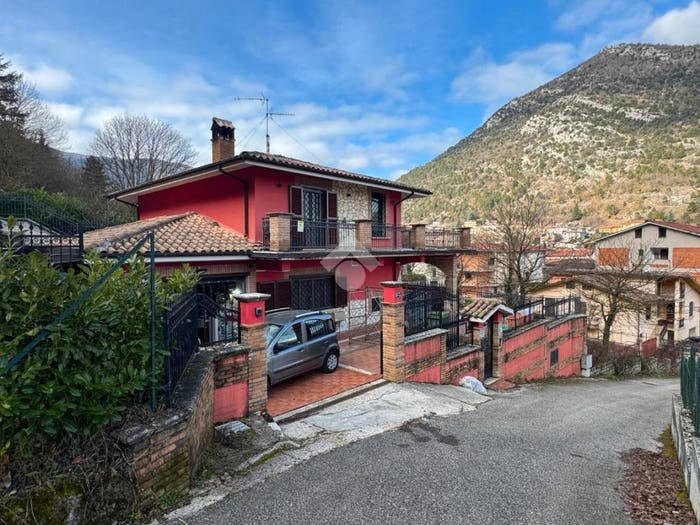 Casa quadrilocale in vendita in Via Cava Bonanni, Centro, Capistrello